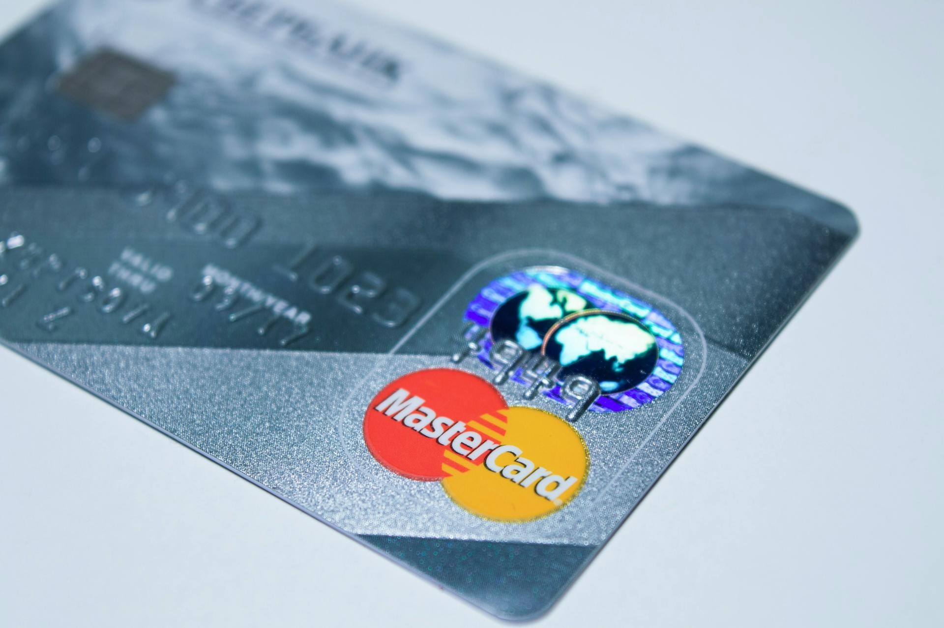 Банкоматы сокращаются на 1,2%, а POS-терминалы растут на 0,7% в 2026 году