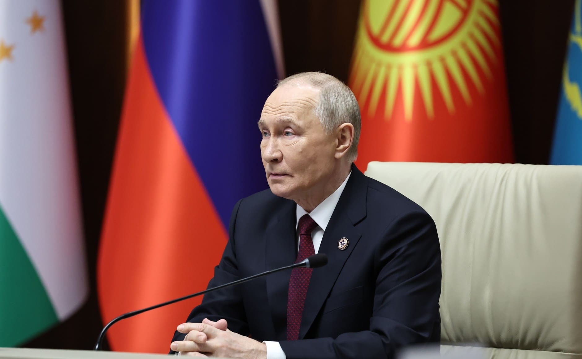 Путин требует усилить поддержку для отстающих регионов России
