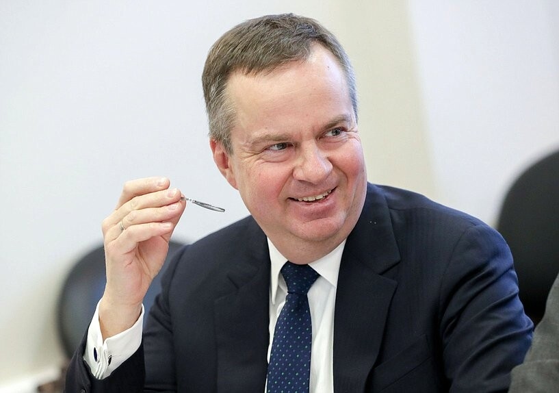 Минфин осенью разместит на бирже акции 2-3 госкомпаний