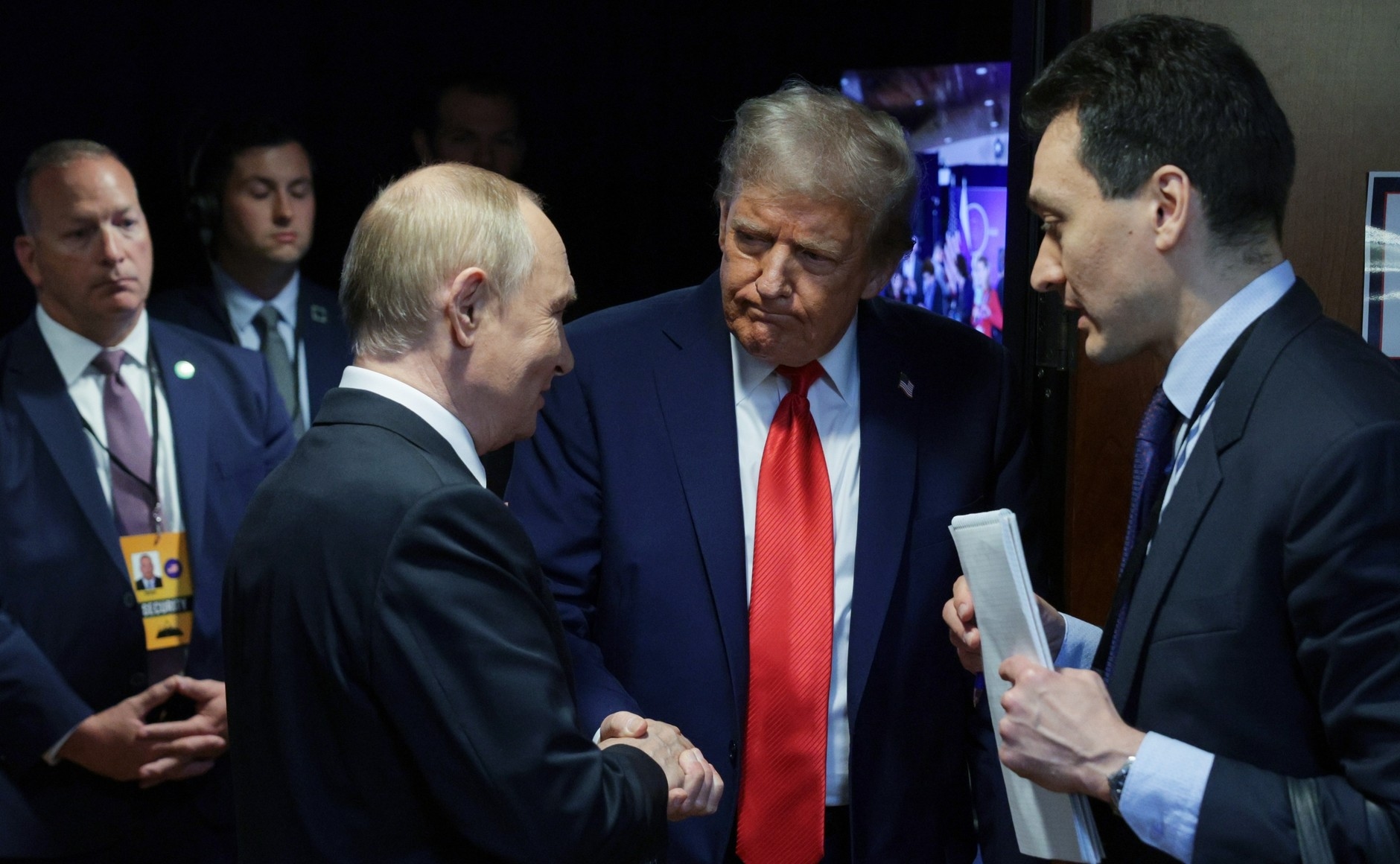 Путин назвал пост Трампа шуткой и повторил приглашение в Москву