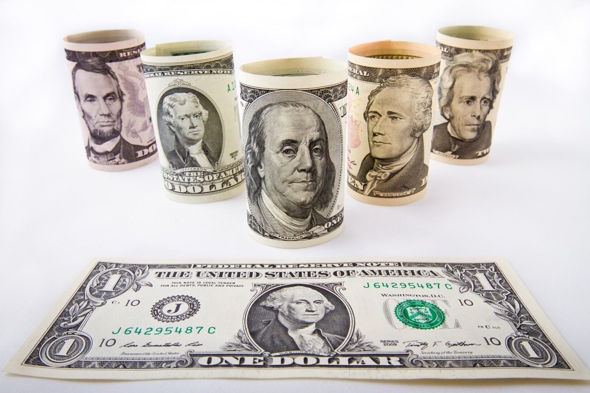 ФРС США оставляет ставку на уровне 3,5-3,7% и корректирует прогнозы