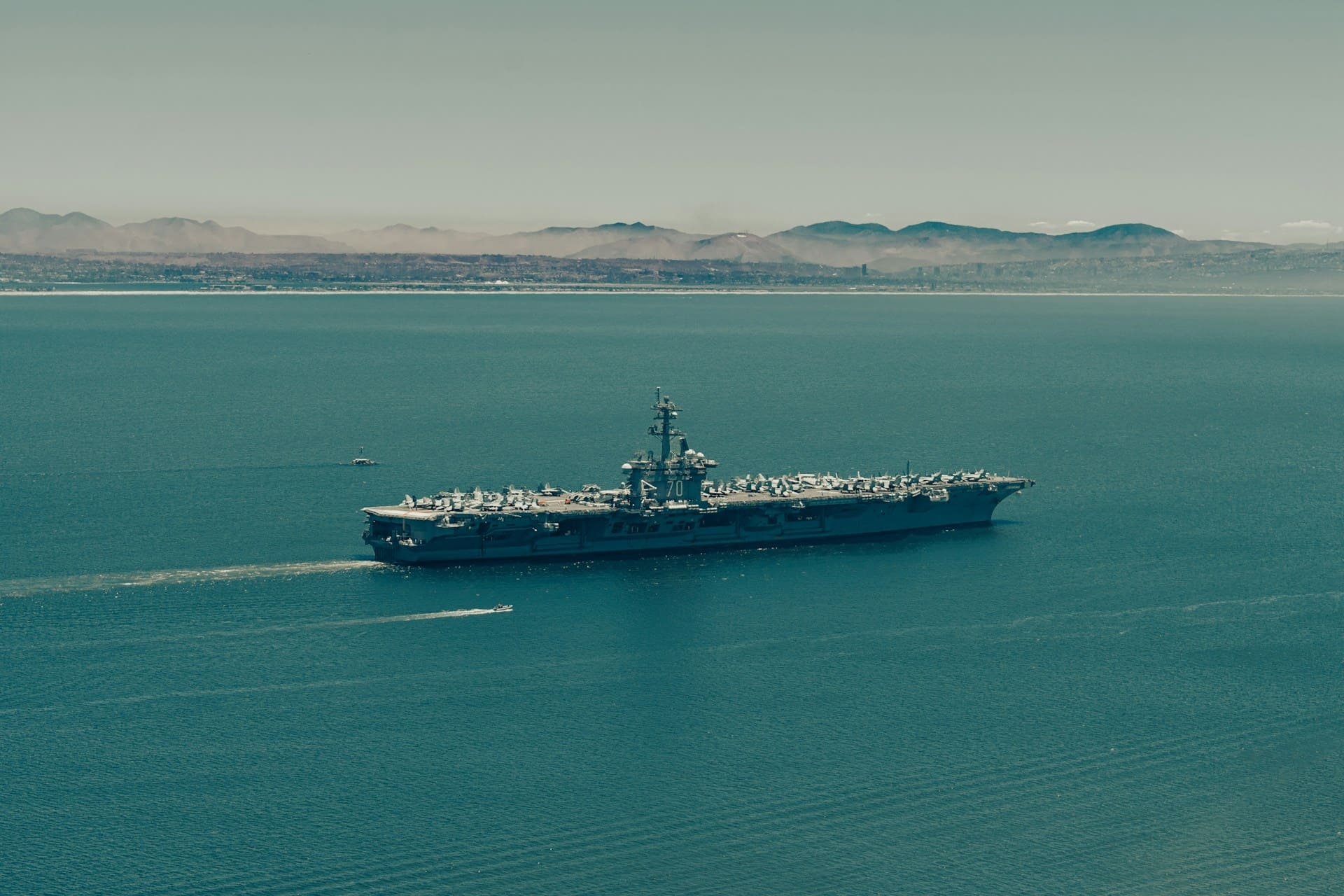 США наращивают силы у Ирана: авианосец USS Abraham Lincoln, риски Ормуза и нефть