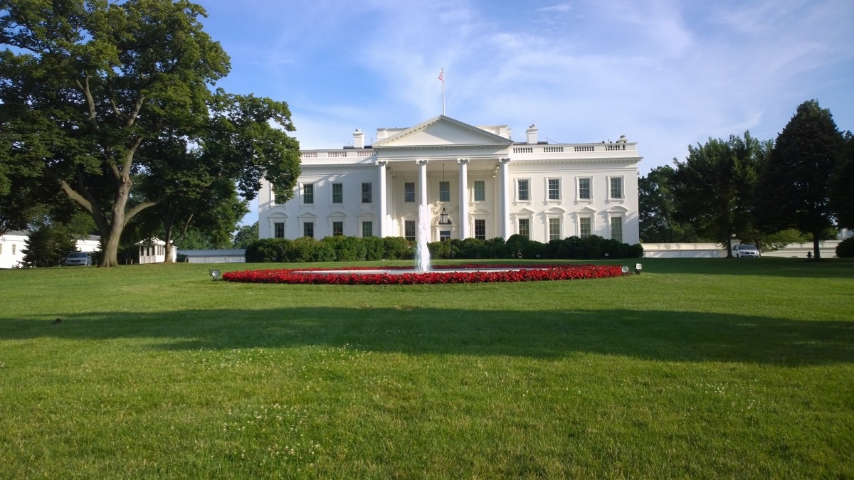 Трамп заявил, что экономические отношения РФ и США могут наладиться, Макрон призвал Европу вооружаться