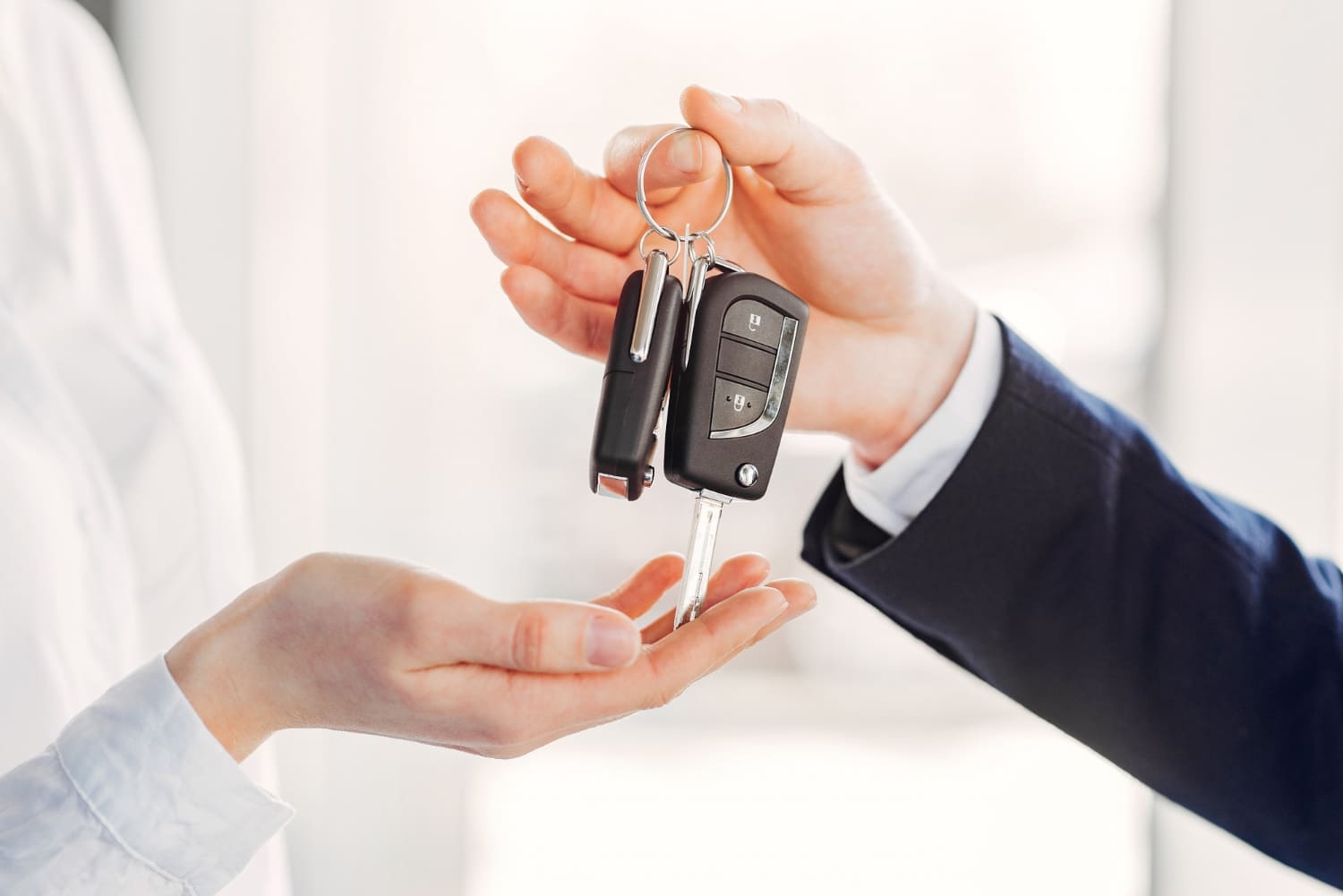 Продажи новых автомобилей в России упали на четверть