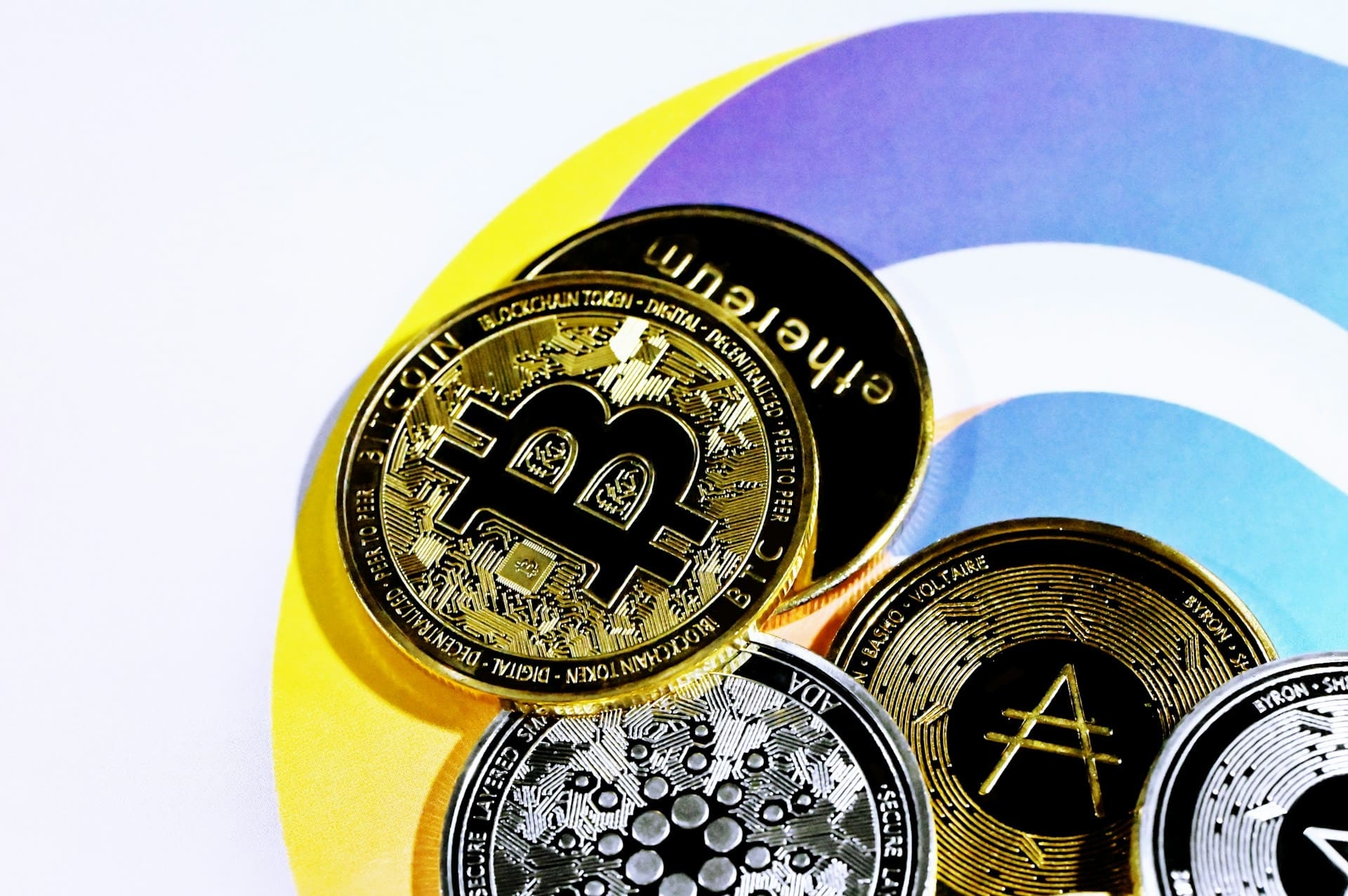 Мосбиржа запускает торги криптовалютами: Bitcoin и Ethereum в рублях