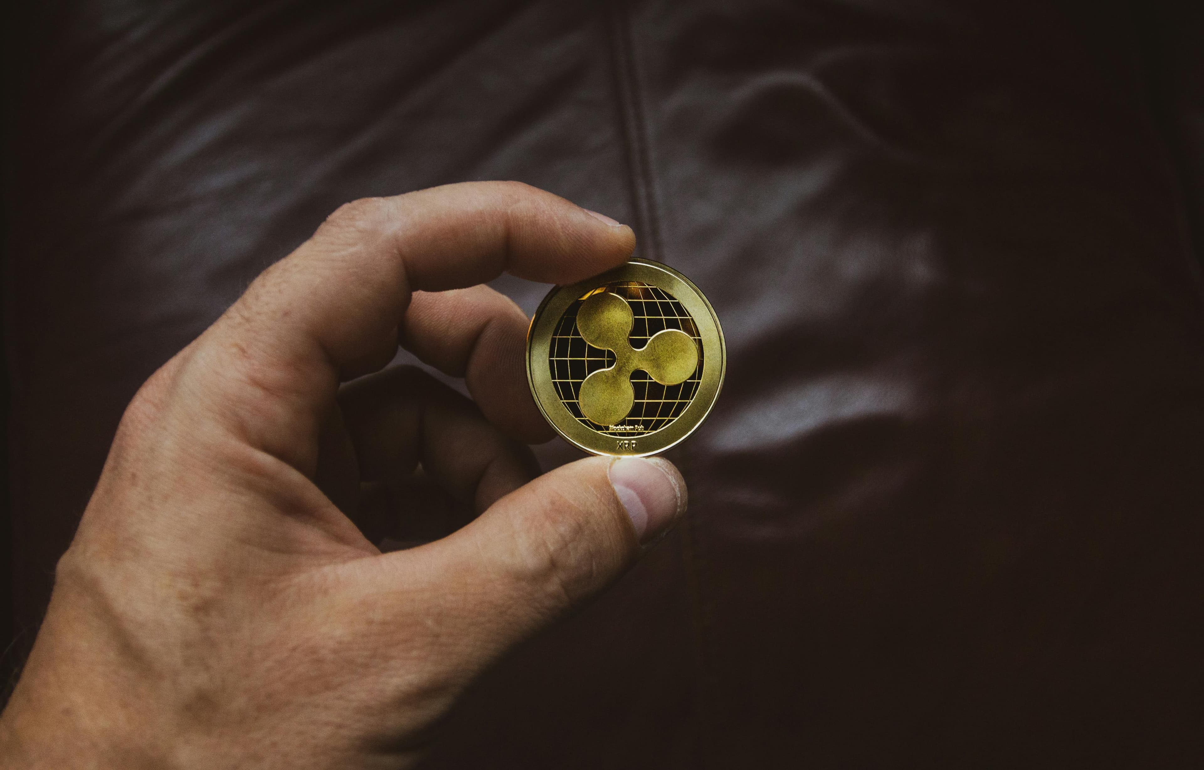 Лоббиста Трампа, продвигающего XRP и ADA, выгнали