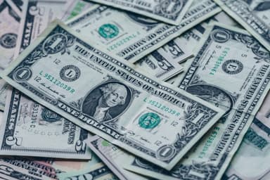 Расчетный курс доллара превысил 87 рублей впервые с 13 марта 2025 года