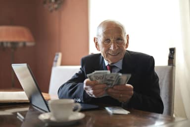 Банки увеличивают выдачу ипотеки заемщикам старше 70 лет