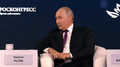 Путин опроверг слухи о заморозке вкладов и высказался об экономике РФ