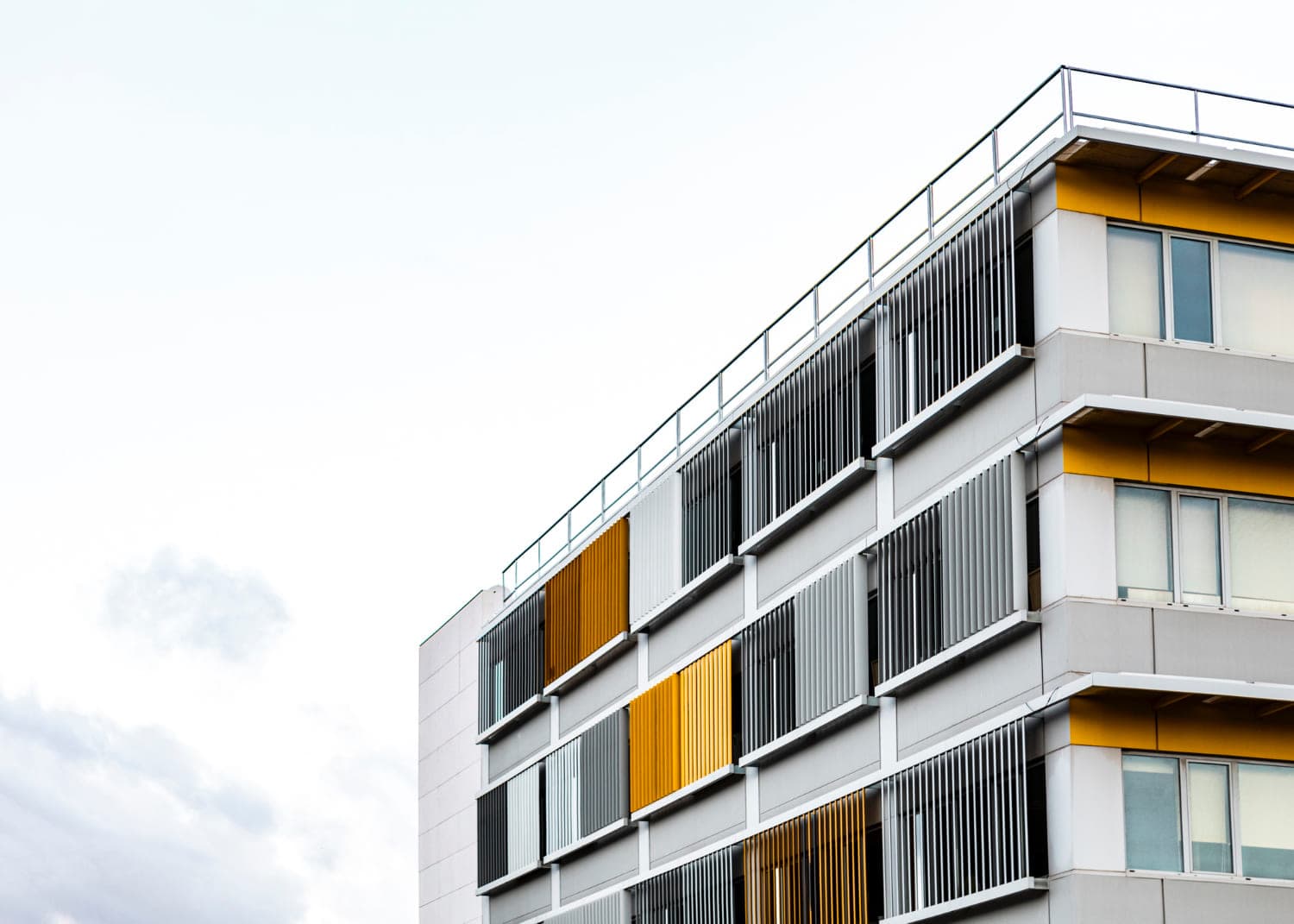 Цены на жильё упали в 13 российских городах