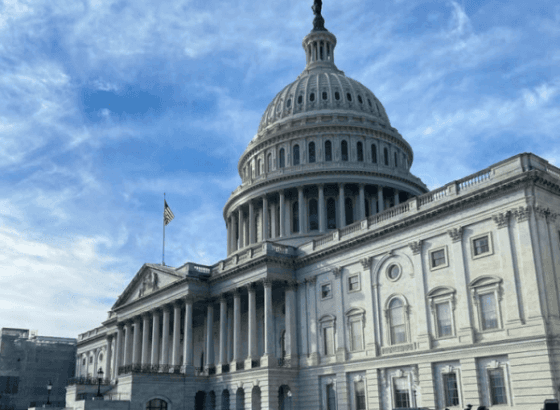 Цены в США остаются стабильными, но еда и жилье дорожают быстрее