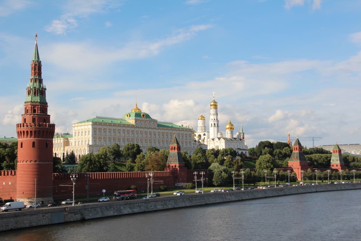 Си Цзиньпин в Москве, Путин объявил перемирие, Венгрия против отказа от российского газа