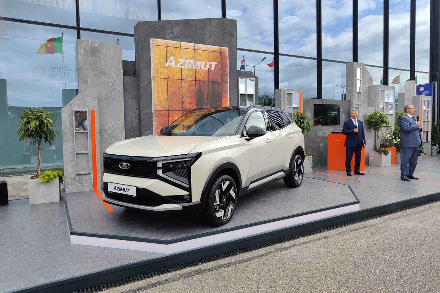 АвтоВАЗ презентовал Lada Azimut - первый в истории кроссовер бренда