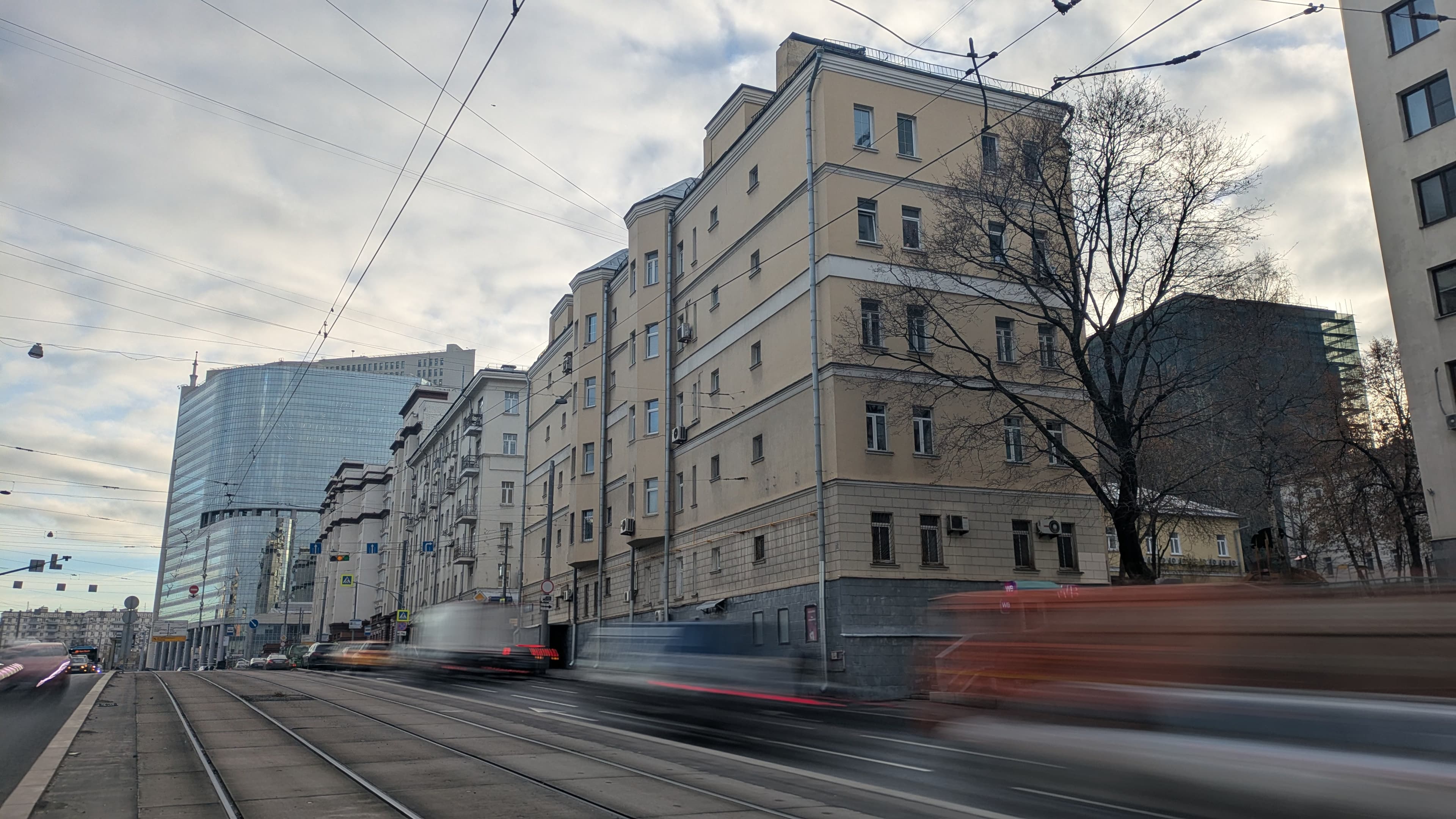 Продажи кладовых и машино-мест в Москве за год сократились на 25% и 22,2%