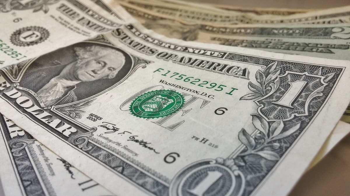 Доллар падает: покупать сейчас или ждать курс по 100? Разбор ситуации