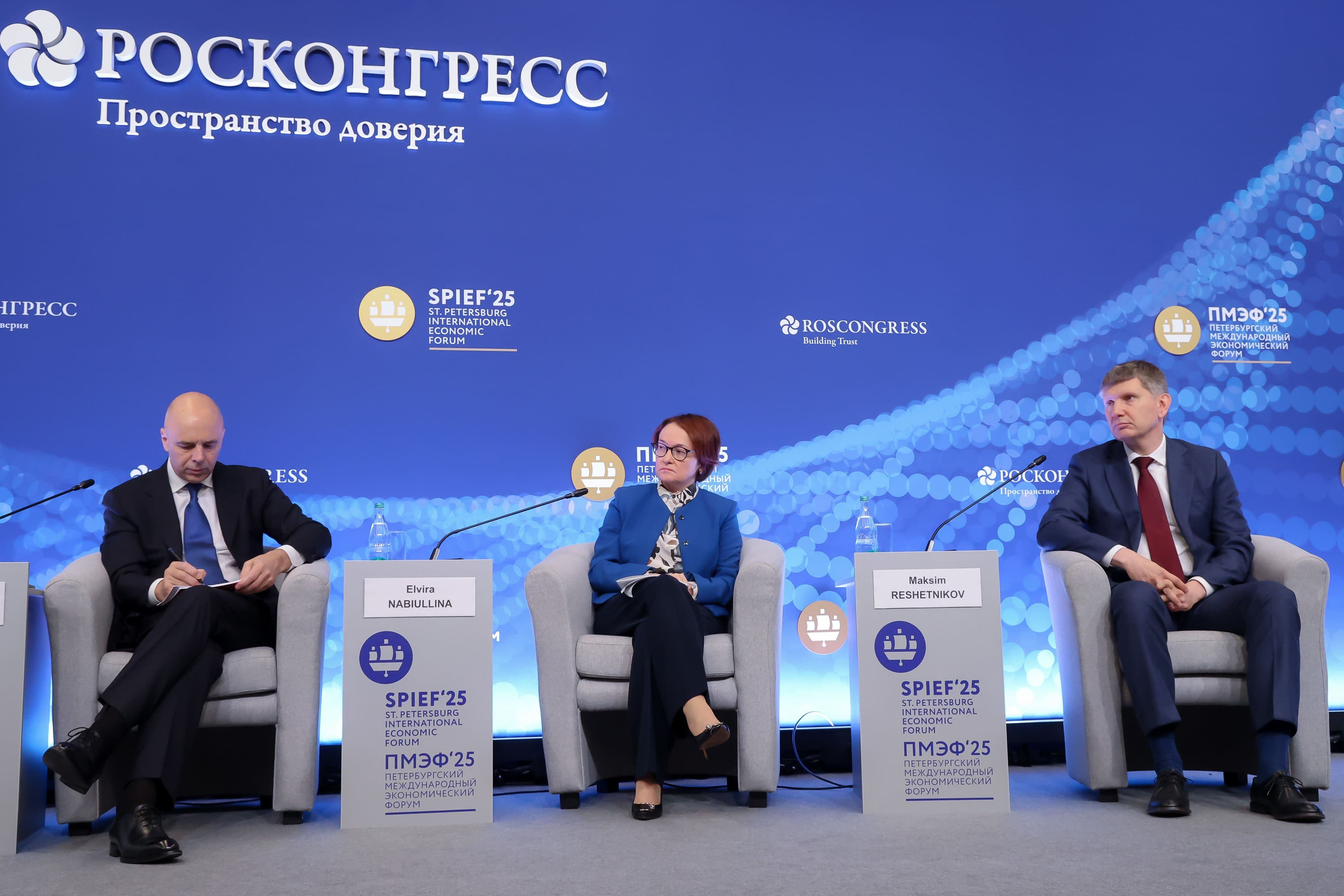 Власти поспорили о будущем российской экономики