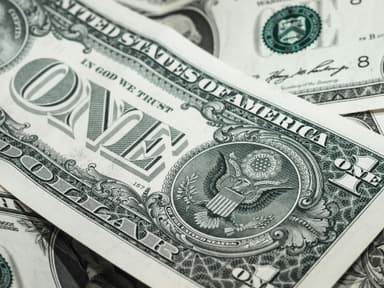 Нефть падает, рубль держится. Но долго ли это продлится?