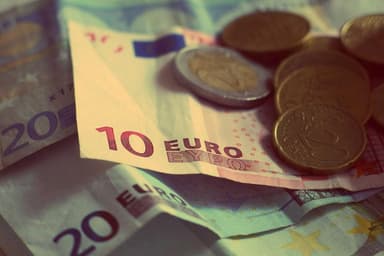 Чистые продажи валюты нефинансовыми компаниями в августе снизились на 15,3%