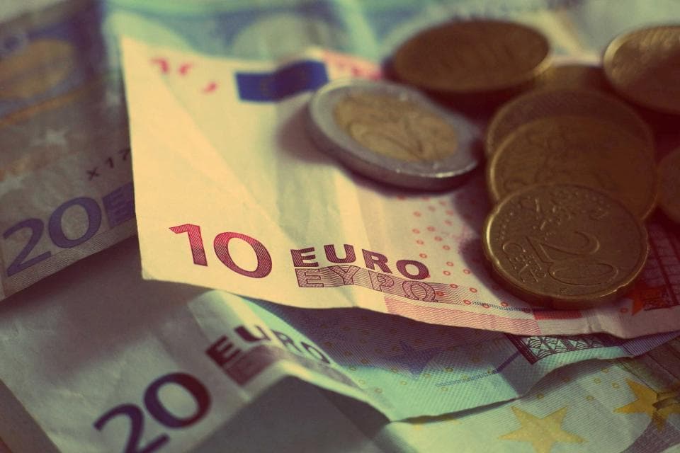 Чистые продажи валюты нефинансовыми компаниями в августе снизились на 15,3%