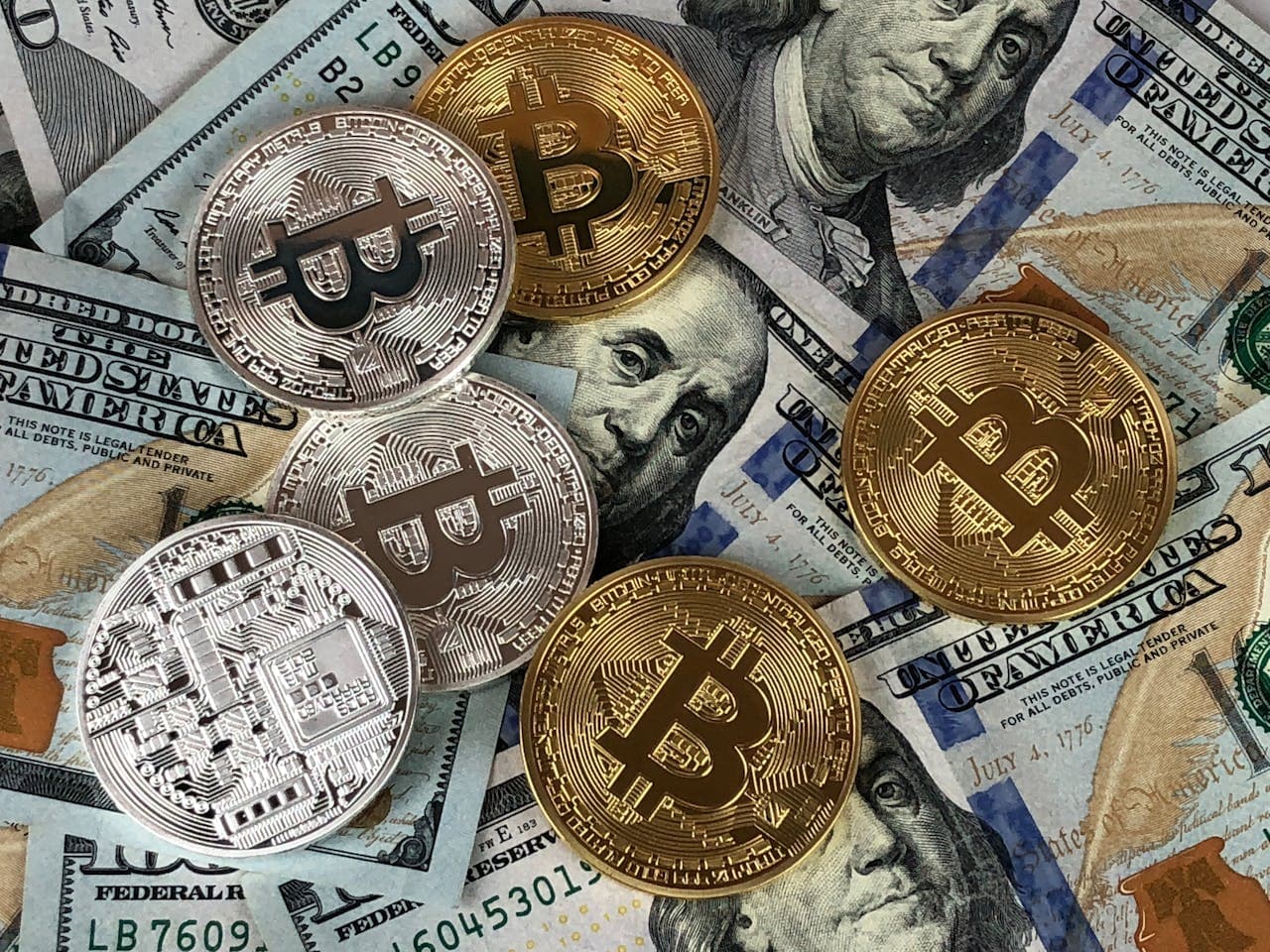 Standard Chartered советует: «HODL», биткоин — защита от изоляции США