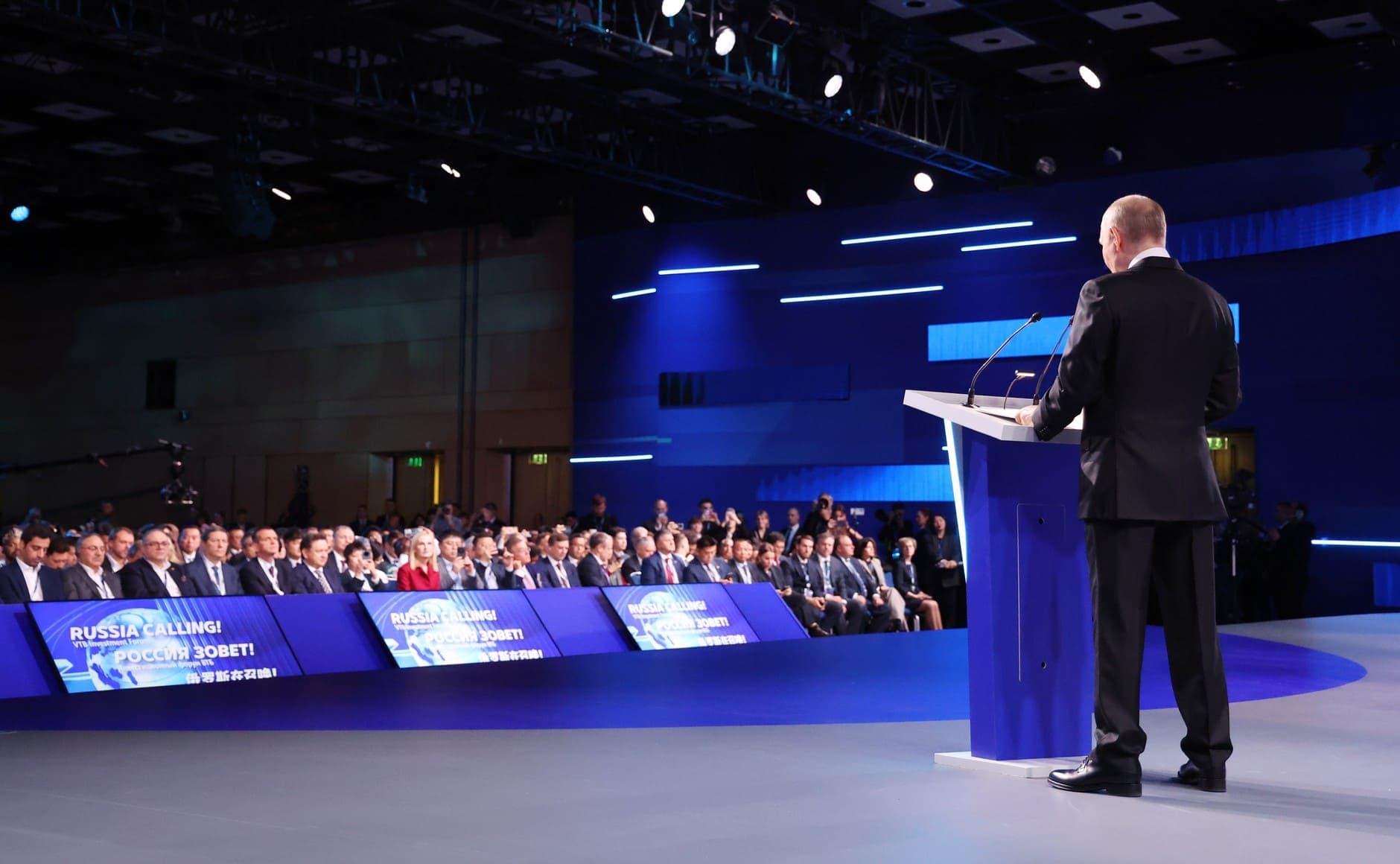 Путин поручает разработать программу размещения акций для госкомпаний