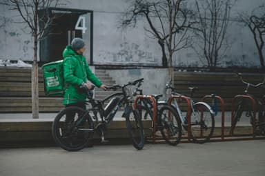 В Госдуме собираются запретить работать курьером людям с судимостью