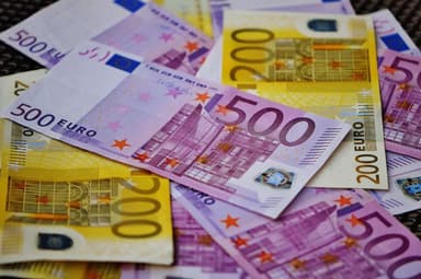 Чистые покупки валюты физлицами в августе снизились на 23,87%