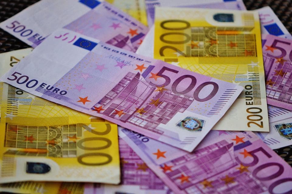 Чистые покупки валюты физлицами в августе снизились на 23,87%