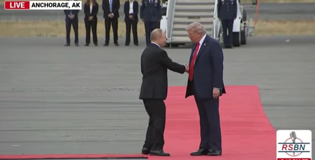 Трамп встретил Путина на красной дорожке в Анкоридже: формат переговоров изменён, лидеры сели в один автомобиль