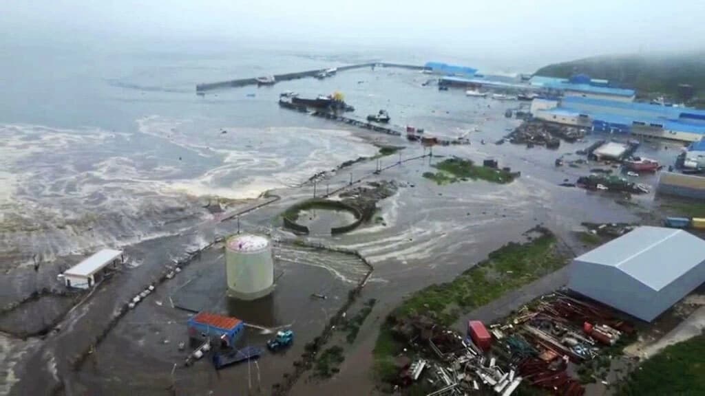 Мощное землетрясение на Камчатке вызвало цунами и эвакуацию жителей региона