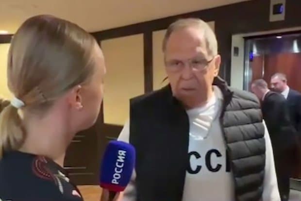 Лавров прибыл на Аляску в свитере с надписью «СССР», вызвав реакцию европейских СМИ