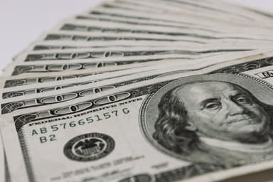 Чистые продажи валюты нефинансовыми компаниями в августе упали на 15,3%