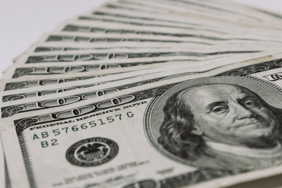 Чистые продажи валюты нефинансовыми компаниями в августе упали на 15,3%