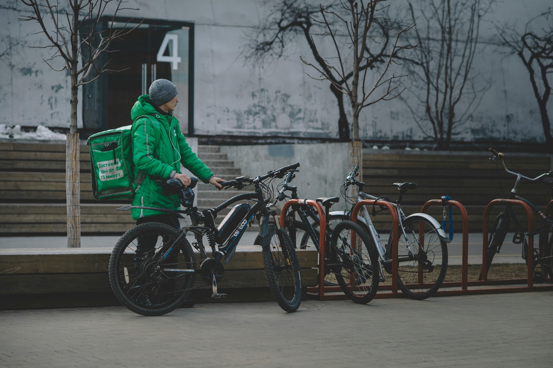 В Госдуме собираются запретить работать курьером людям с судимостью