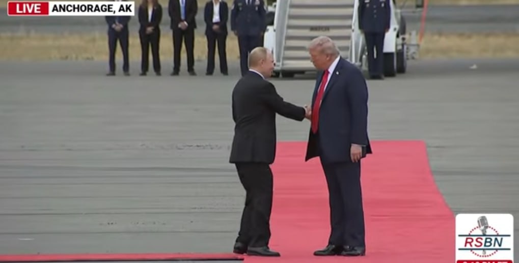 Трамп встретил Путина на красной дорожке в Анкоридже: формат переговоров изменён, лидеры сели в один автомобиль