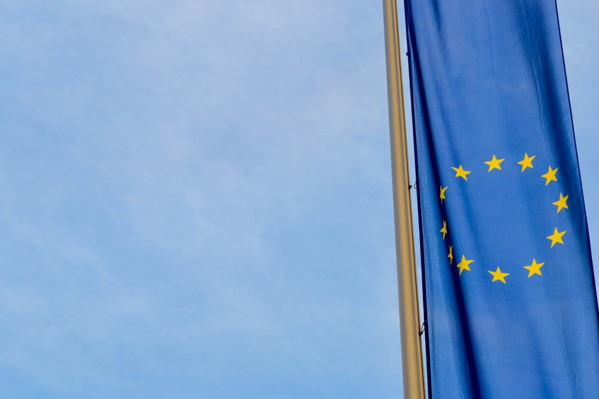 ЕС сомневается в эффективности санкций и поднимает пошлины на украинское зерно, а Трамп не будет переименовывать Персидский залив