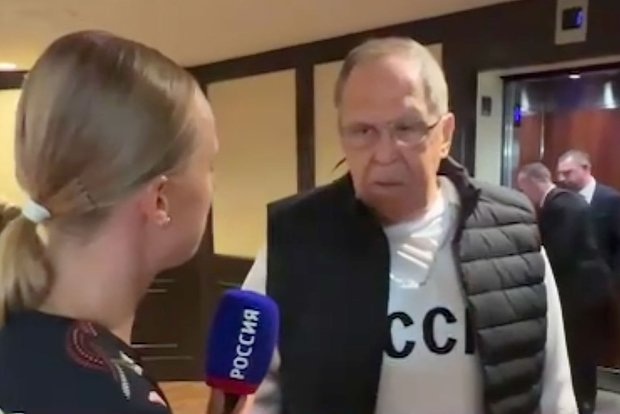 Лавров прибыл на Аляску в свитере с надписью «СССР», вызвав реакцию европейских СМИ