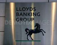 Lloyds продает
