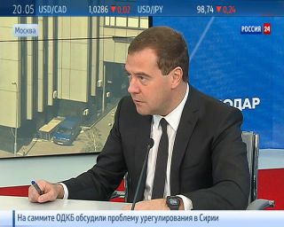 Медведев: Киеву на двух