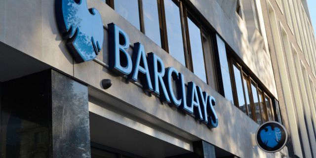 Barclays закроет 400
