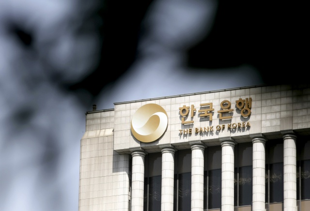Банк Кореи понизил