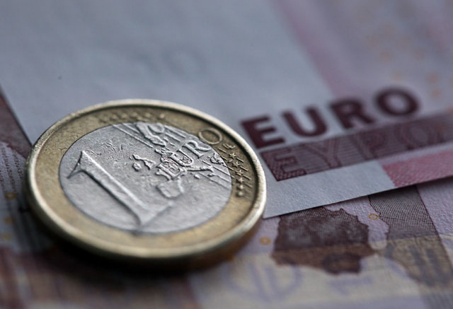 Курс евро упал до