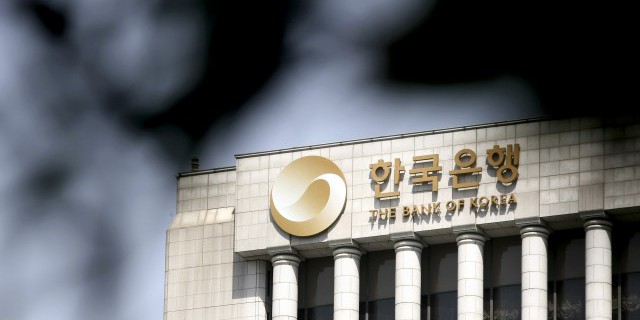 Банк Кореи понизил