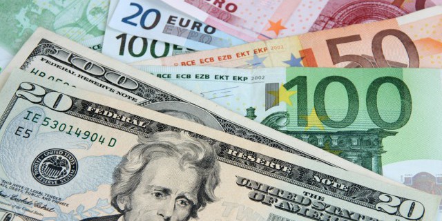 Евро и доллар продолжают