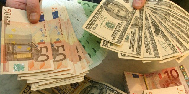 Доллар и евро вновь