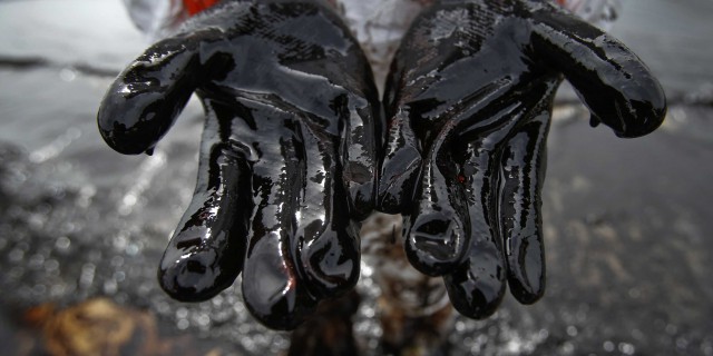 Нефть дешевеет на фоне
