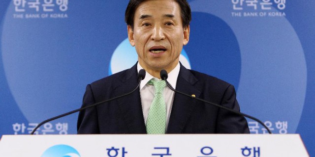 Банк Южной Кореи понизил