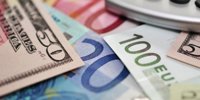Рубль стабилен к доллару