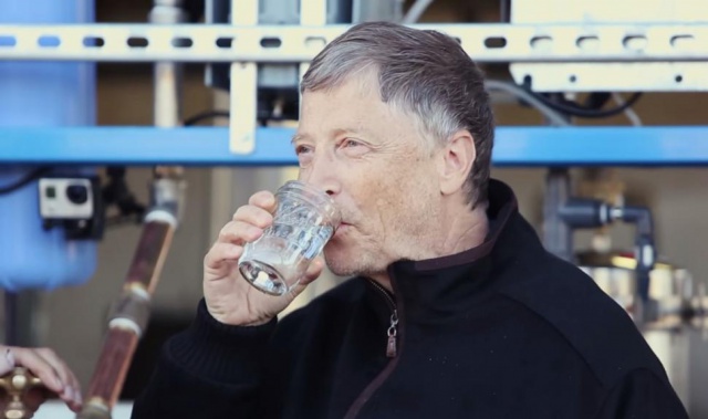 Билл Гейтс пьет воду из