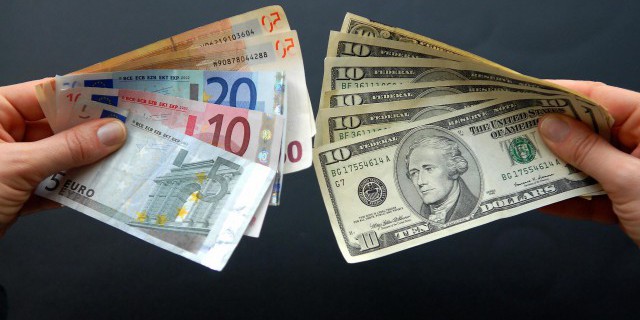 Доллар и евро резко